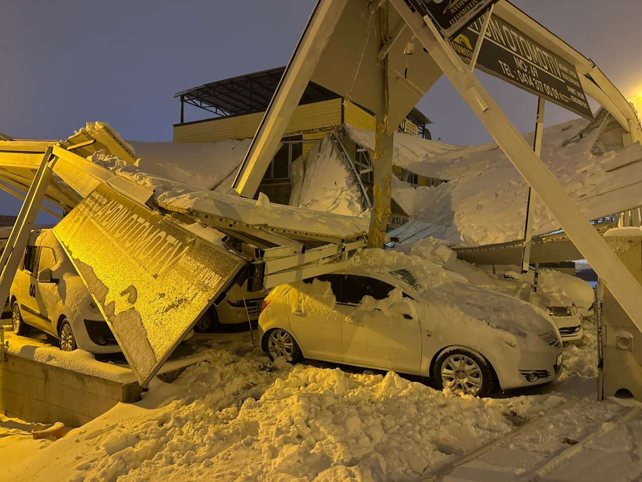 Kar, oto galerideki çatıları çökertti! 67 araç hasar gördü 1